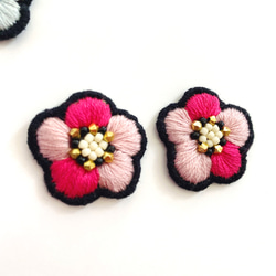 お花の手刺繍耳飾り（ピンク）刺繍/金属アレルギー対応/ピアスに変更可能 3枚目の画像