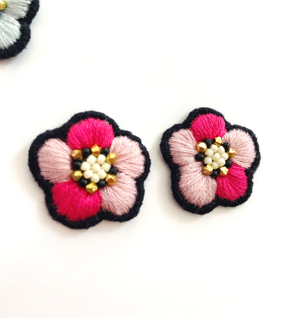 お花の手刺繍耳飾り（ピンク）刺繍/金属アレルギー対応/ピアスに変更可能 3枚目の画像