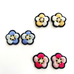 お花の手刺繍耳飾り（ピンク）刺繍/金属アレルギー対応/ピアスに変更可能 5枚目の画像