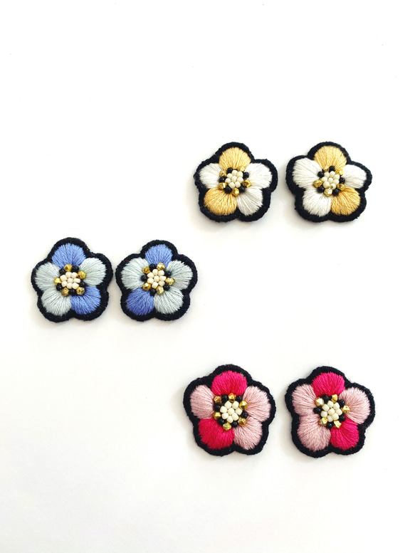 お花の手刺繍耳飾り（ピンク）刺繍/金属アレルギー対応/ピアスに変更可能 5枚目の画像