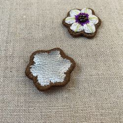 クレマチスの刺繍耳飾り　花/刺繍/金属アレルギー対応/ホワイト/白/紫/パープル/フラワー/ピアス/イヤリング 4枚目の画像