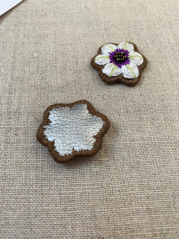 クレマチスの刺繍耳飾り　花/刺繍/金属アレルギー対応/ホワイト/白/紫/パープル/フラワー/ピアス/イヤリング 4枚目の画像