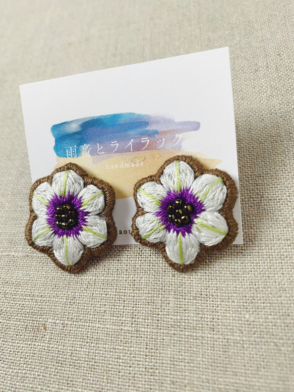 クレマチスの刺繍耳飾り　花/刺繍/金属アレルギー対応/ホワイト/白/紫/パープル/フラワー/ピアス/イヤリング 6枚目の画像