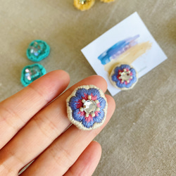 花の手刺繍耳飾り　刺繍/ビーズ/花/普段使い/ブルー/パープル/白/軽いアクセサリー/金属アレルギー対応 4枚目の画像