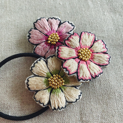 コスモスの刺繍ヘアゴム　手刺繍/花/ビーズ/プレゼント/秋冬/ピンク/ホワイト/白 1枚目の画像