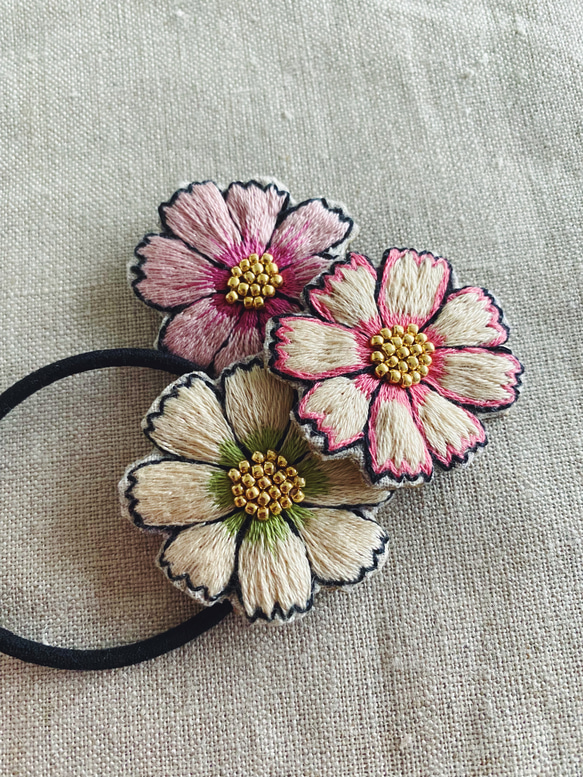 コスモスの刺繍ヘアゴム　手刺繍/花/ビーズ/プレゼント/秋冬/ピンク/ホワイト/白 1枚目の画像