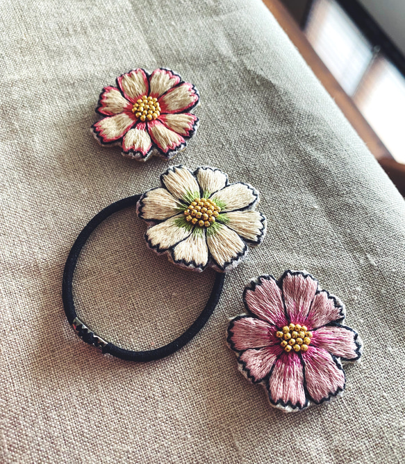 コスモスの刺繍ヘアゴム　手刺繍/花/ビーズ/プレゼント/秋冬/ピンク/ホワイト/白 2枚目の画像