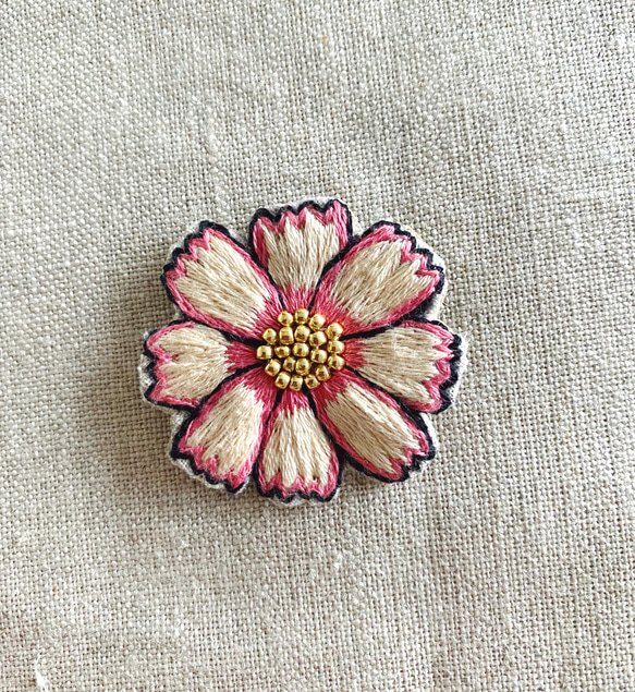 コスモスの刺繍ヘアゴム　手刺繍/花/ビーズ/プレゼント/秋冬/ピンク/ホワイト/白 5枚目の画像