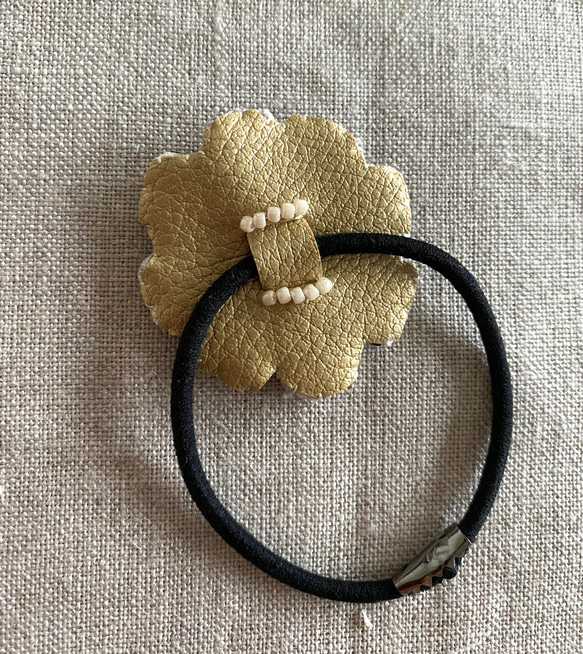 コスモスの刺繍ヘアゴム　手刺繍/花/ビーズ/プレゼント/秋冬/ピンク/ホワイト/白 8枚目の画像