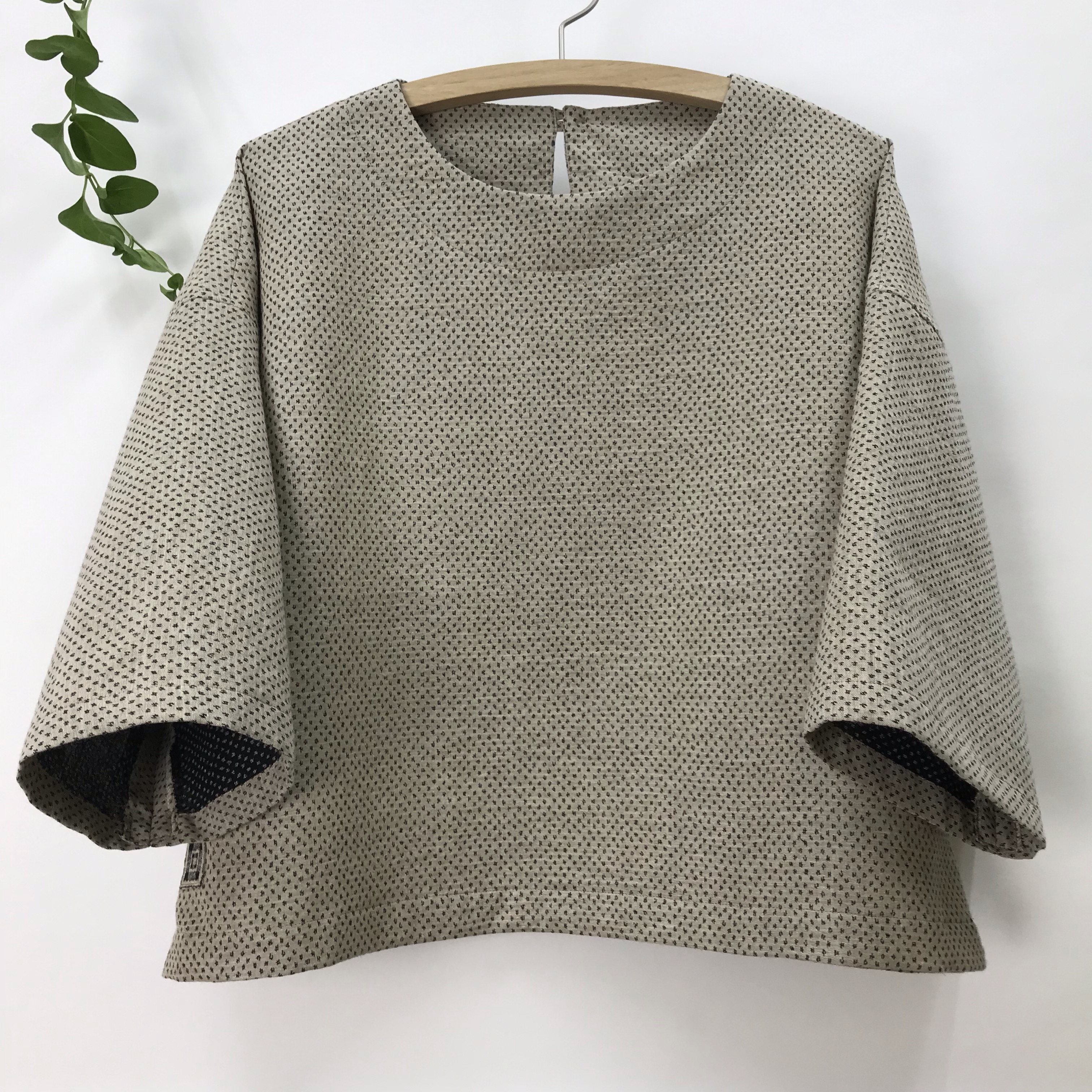 柔らか 二重織ジャガード地 ゆったり ブラウス 短丈