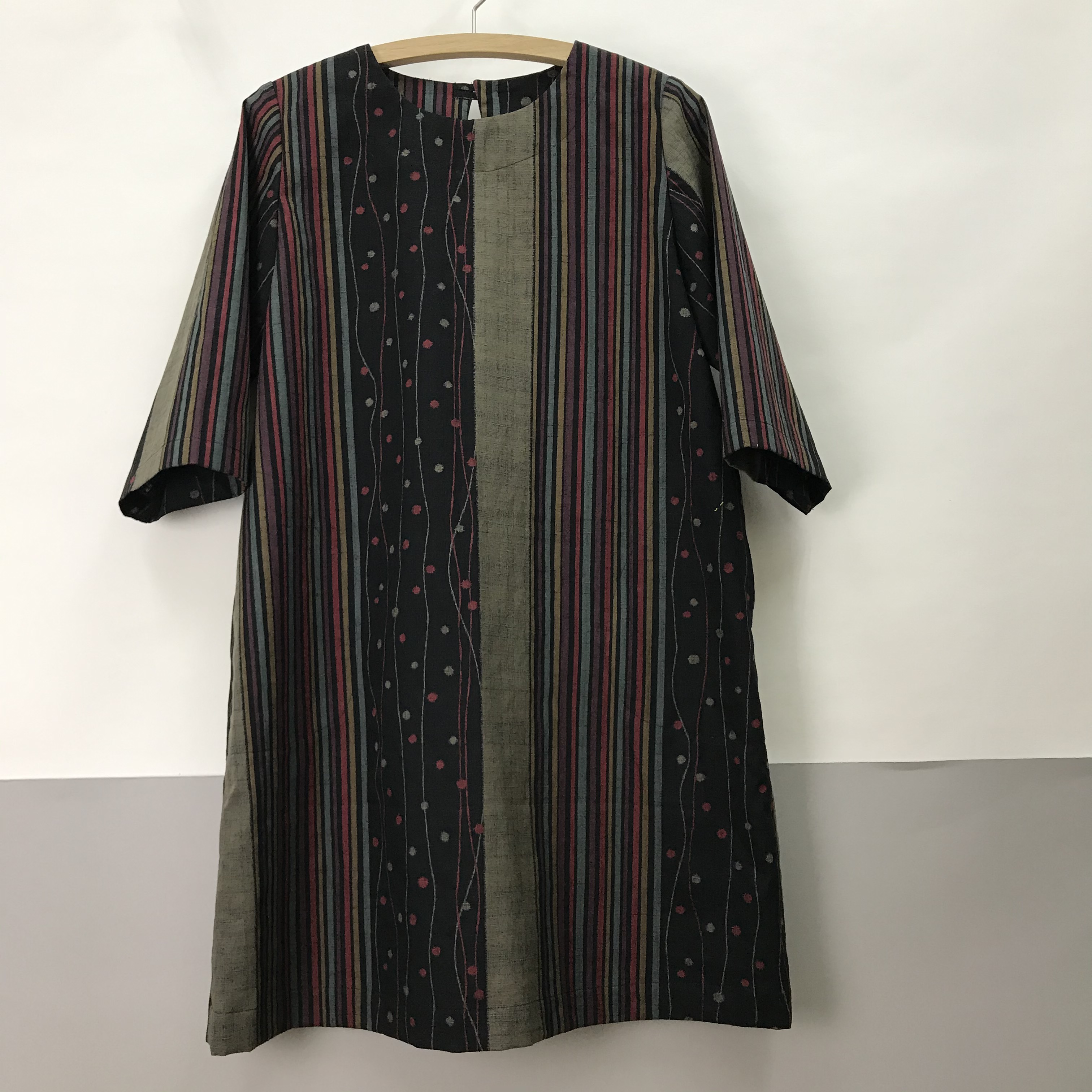 黒地プリント柄　ゆったり　チュニック