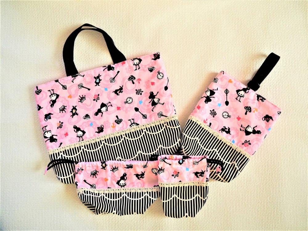 ★入園グッズ４点セット★　アリス柄　レッスンバック・シューズバック・お弁当入れ・コップ入れ