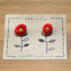 お花の刺繍ピアス 2枚目の画像