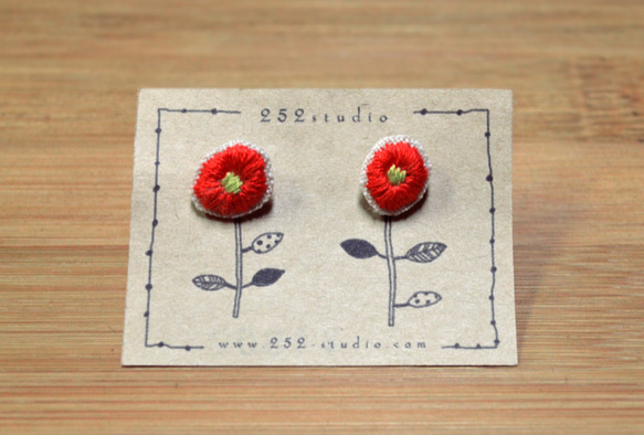 お花の刺繍ピアス 2枚目の画像