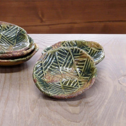 ◆レリーフ模様の豆皿・緑釉掛け◆ 1枚目の画像