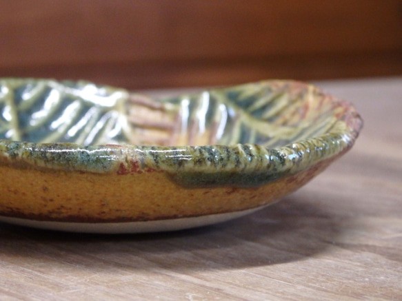◆レリーフ模様の豆皿・緑釉掛け◆ 2枚目の画像