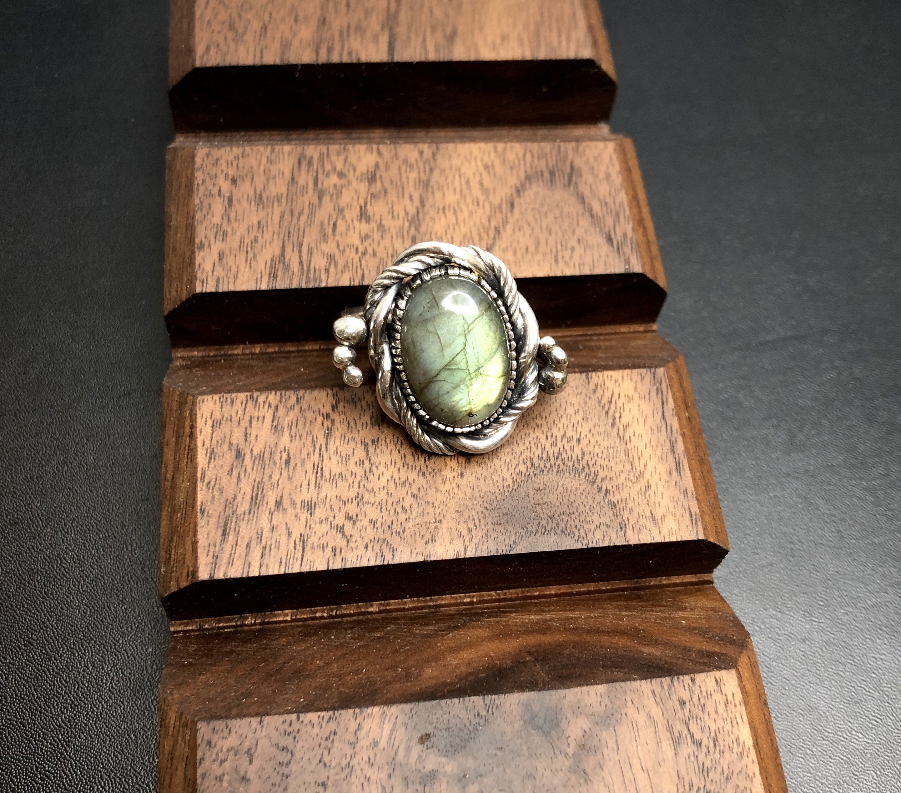 デザインセクション。ゴールドとグリーンのラブラドライトシルバーリング