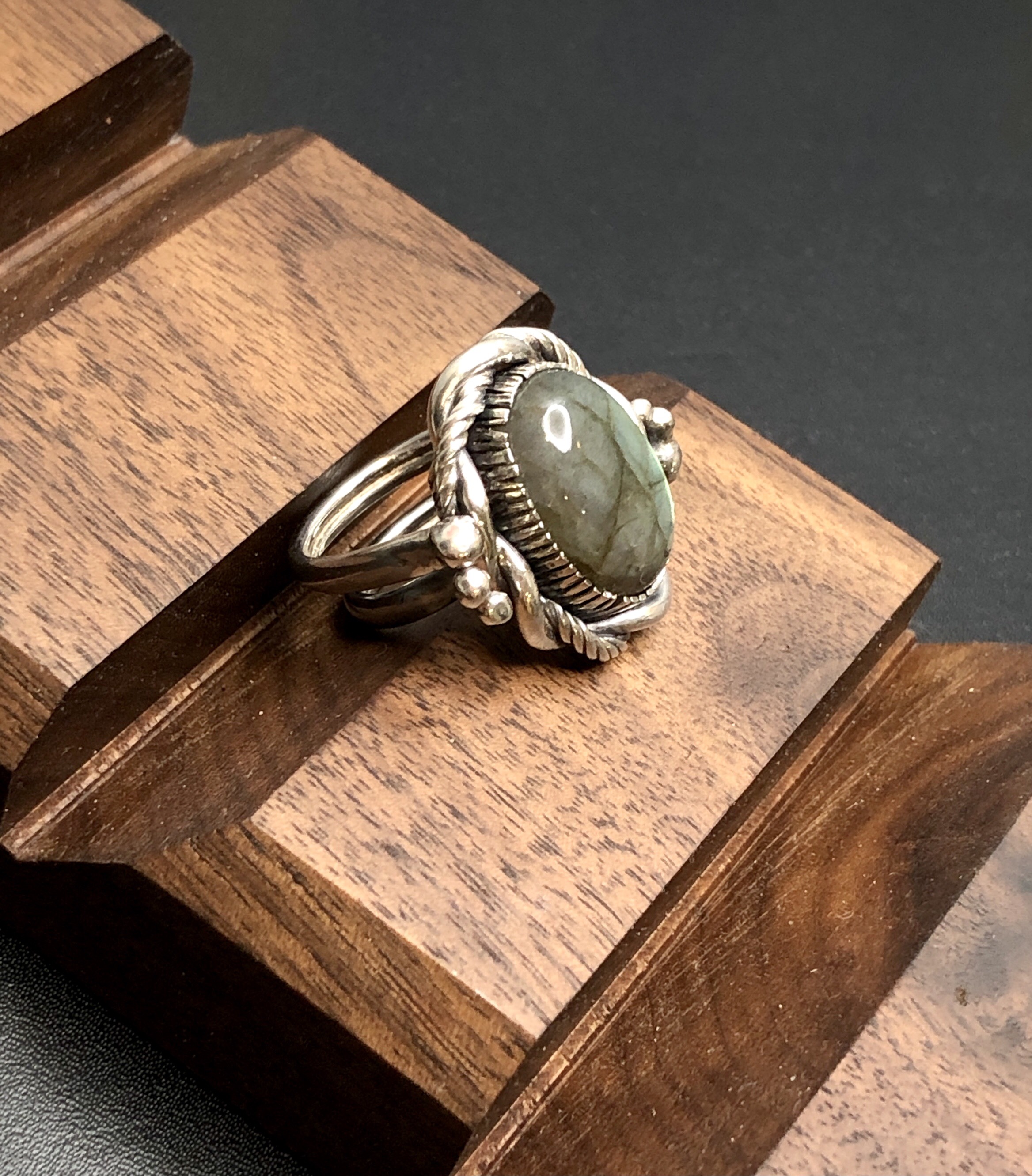 デザインセクション。ゴールドとグリーンのラブラドライトシルバーリング