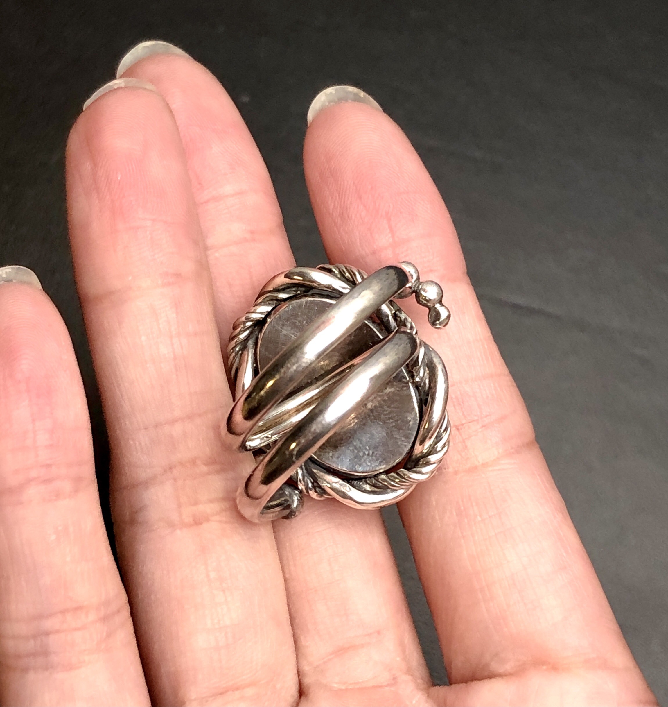 デザインセクション。ゴールドとグリーンのラブラドライトシルバーリング