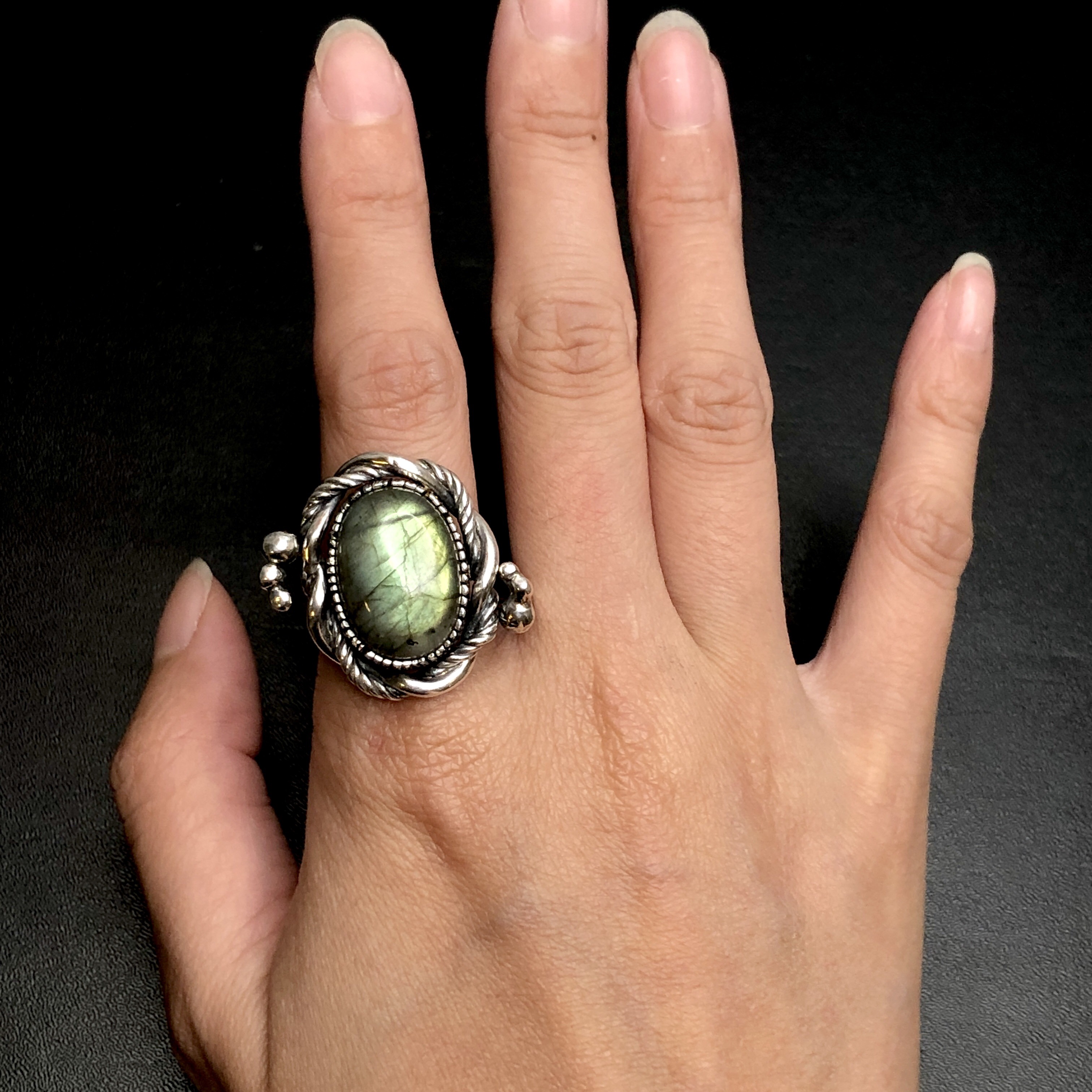 デザインセクション。ゴールドとグリーンのラブラドライトシルバーリング