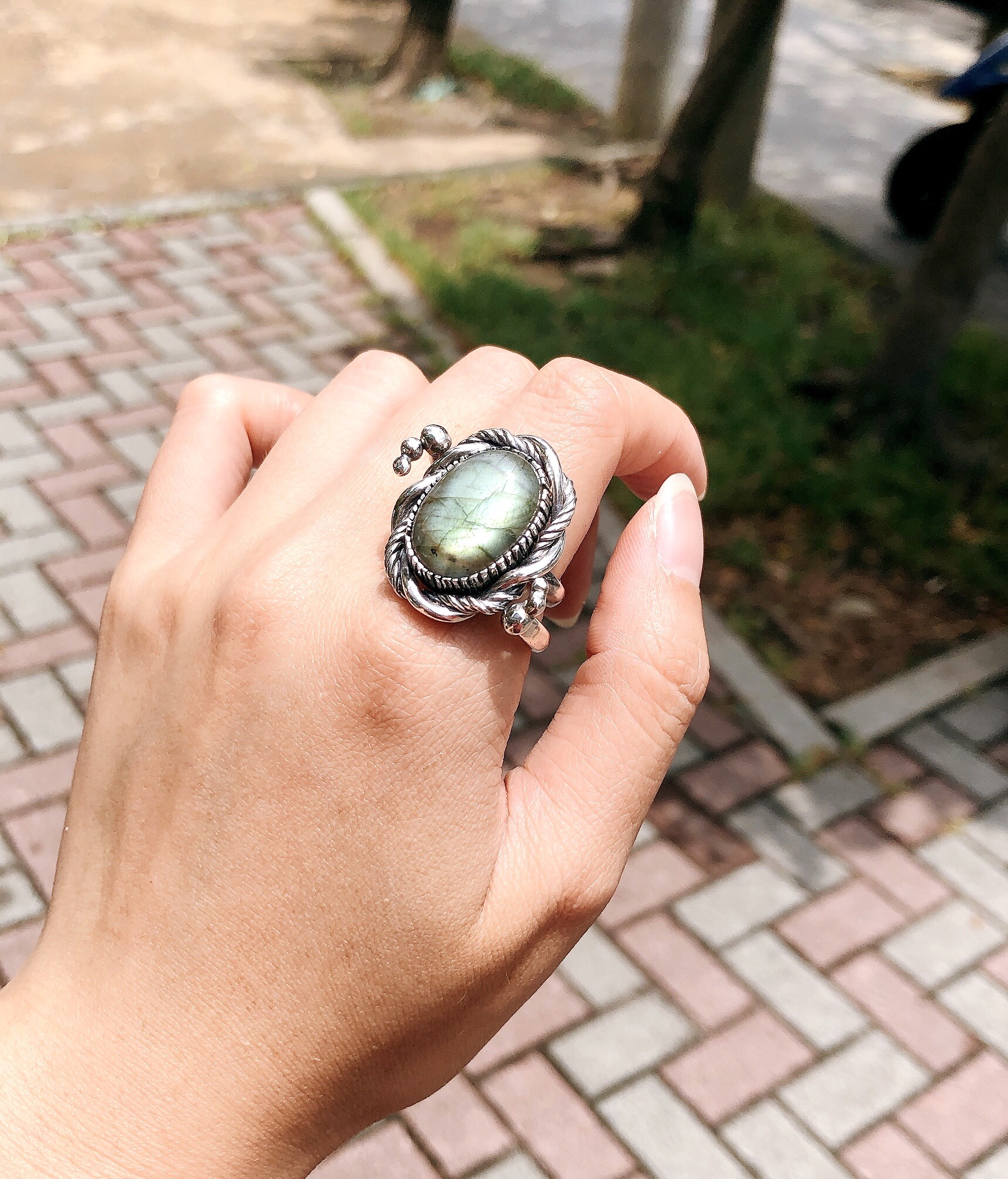 デザインセクション。ゴールドとグリーンのラブラドライトシルバーリング