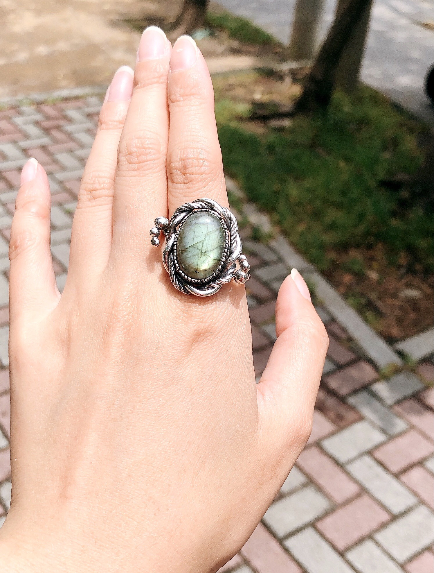 デザインセクション。ゴールドとグリーンのラブラドライトシルバーリング