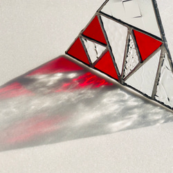 ステンドグラス サンキャッチャー Triangle1（クリア・レッド） 3枚目の画像