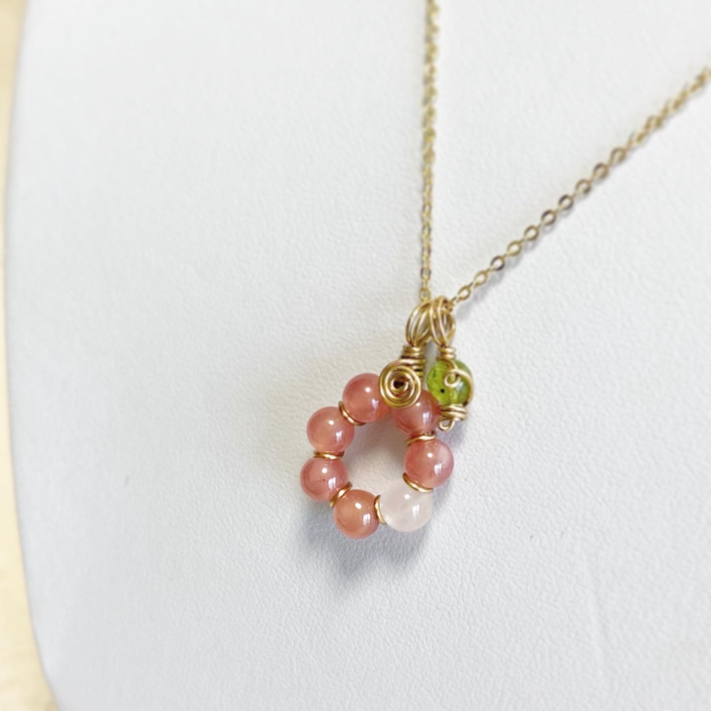 【1点もの】インカローズ･ローズクォーツ 花模様のようなペンダント(ペリドットチャーム付き)