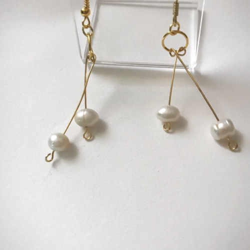 2連9ピン付き淡水パールピアス。 ピアス（フック・チェーン） La.fleur