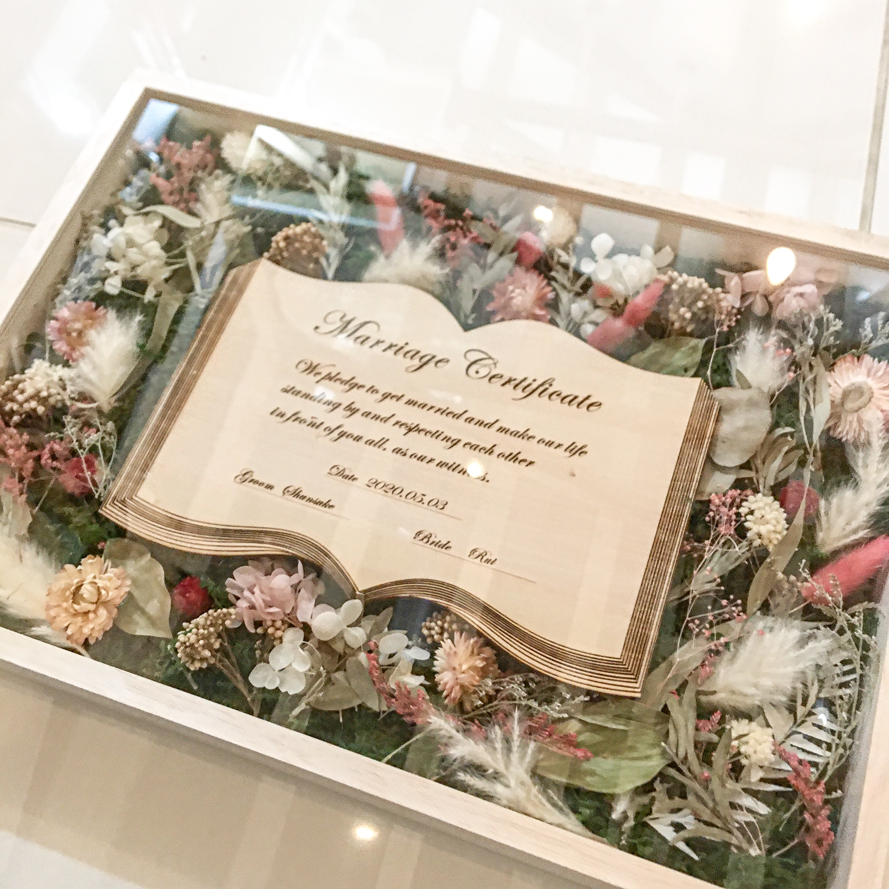 モスを敷き詰めた名入れ結婚証明書ケース