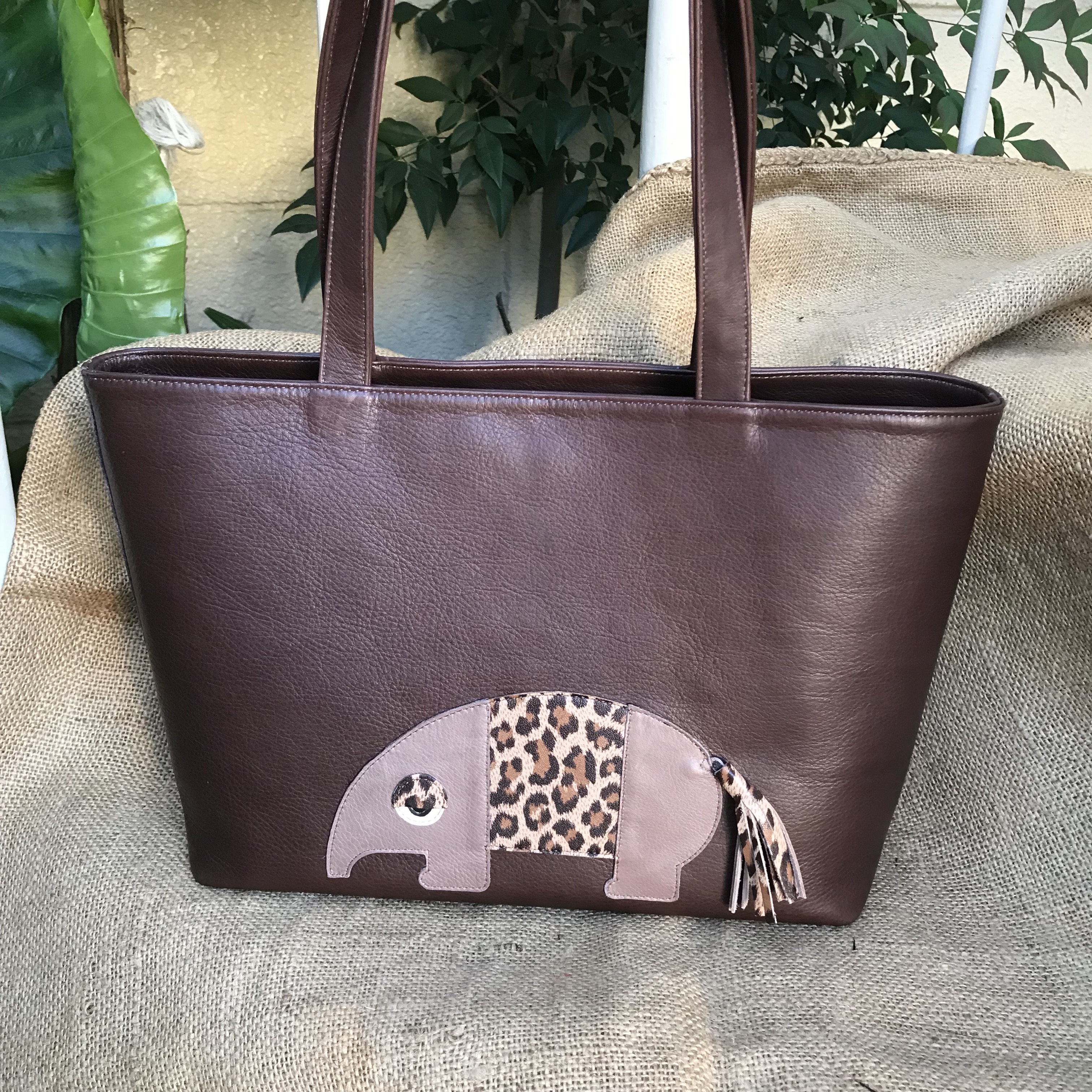 バクの付いたトートバッグ