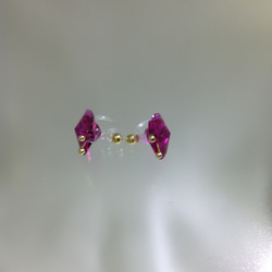小さな蝶のイヤリング フクシア ノンホールピアス 4枚目の画像