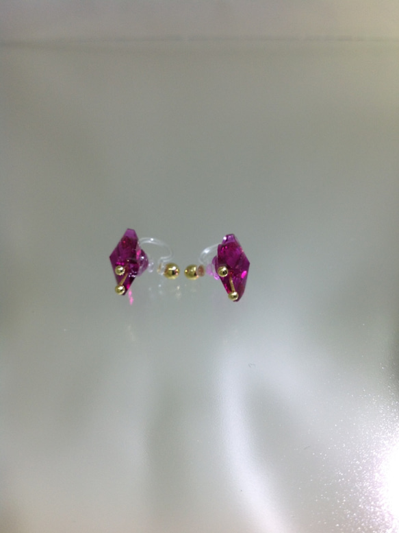 小さな蝶のイヤリング フクシア ノンホールピアス 4枚目の画像