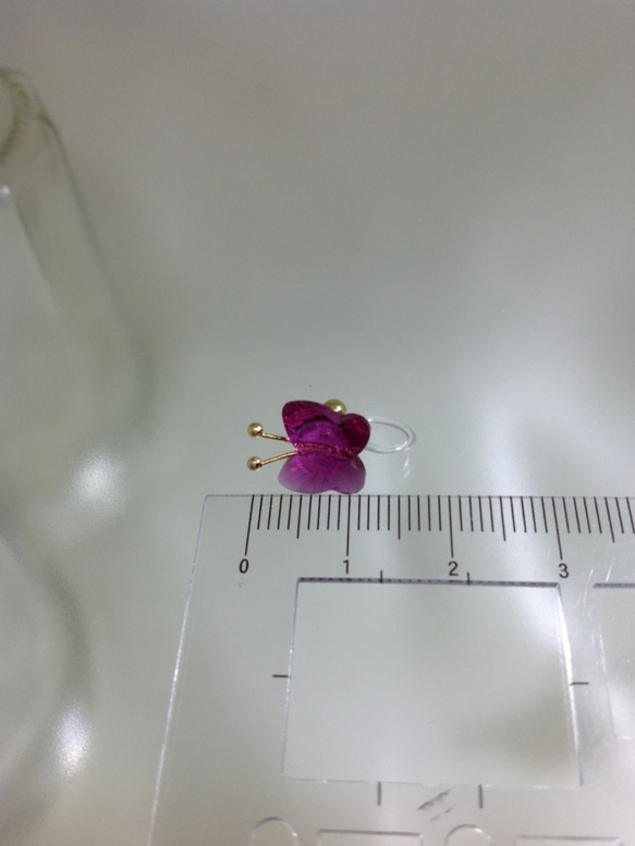 小さな蝶のイヤリング フクシア ノンホールピアス 5枚目の画像