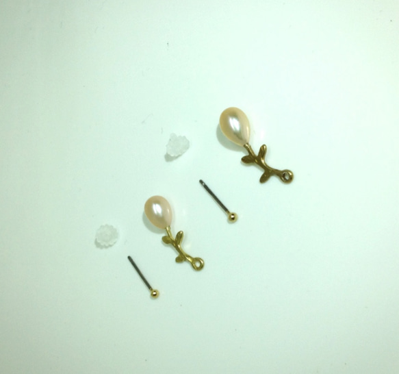 小さなつぼみのピアス・ペンダントトップ  チタンポスト 淡水パール 3枚目の画像