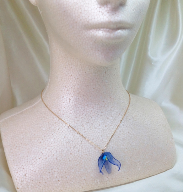 青いクレマチスのネックレス 6枚目の画像