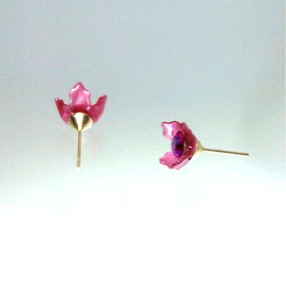 赤い小花のピアス・イヤリング スワロフスキー 2枚目の画像