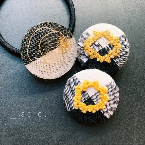 刺繍くるみボタンヘアゴム【mimosa×シロクロ】丸 2枚目の画像