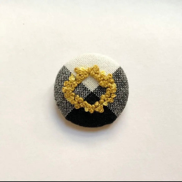 刺繍くるみボタンヘアゴム【mimosa×シロクロ】四角 1枚目の画像