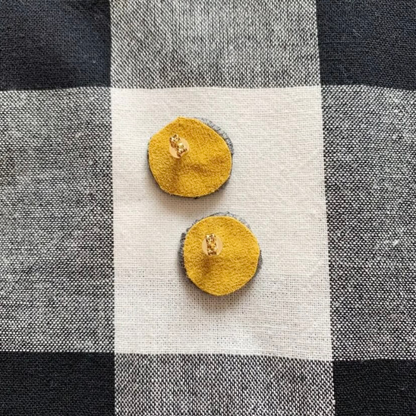 刺繍ピアス【mimosa】灰色と白 2枚目の画像
