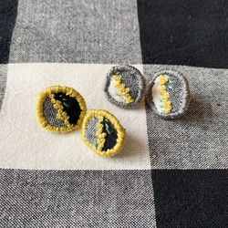 刺繍ピアス【mimosa】灰色と白 3枚目の画像
