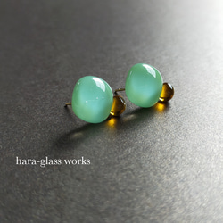 ガラスの2粒ピアス　ミントグリーン＆透明キャメル　アレルギー対応ピアス 7枚目の画像