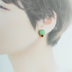 ガラスの2粒ピアス　ミントグリーン＆透明キャメル　アレルギー対応ピアス 8枚目の画像