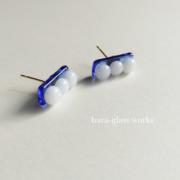 3連ホワイトガラスのピアス　ホワイト&ブルー　アレルギー対応ピアス 2枚目の画像