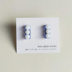 3連ホワイトガラスのピアス　ホワイト&ブルー　アレルギー対応ピアス 7枚目の画像