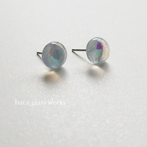 ガラスの一粒ピアス ミルキーホワイトのオーロラ アレルギー対応ピアス  