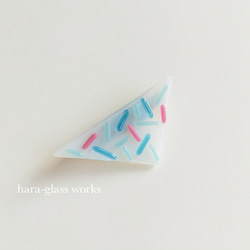 ホワイトガラスのストリンガーブローチ　ピンク&ブルー 2枚目の画像