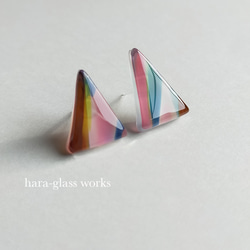 ガラスのトライアングルピアス　カラフルグラデーション　ピンク　樹脂ピアス 1枚目の画像