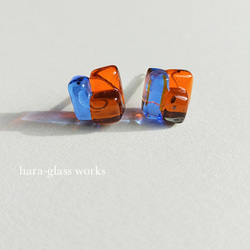 ガラスの琥珀糖ピアス　オレンジ&セルリアンブルー&ライトグレー　樹脂ピアス 2枚目の画像