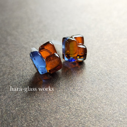 ガラスの琥珀糖ピアス　オレンジ&セルリアンブルー&ライトグレー　樹脂ピアス 4枚目の画像